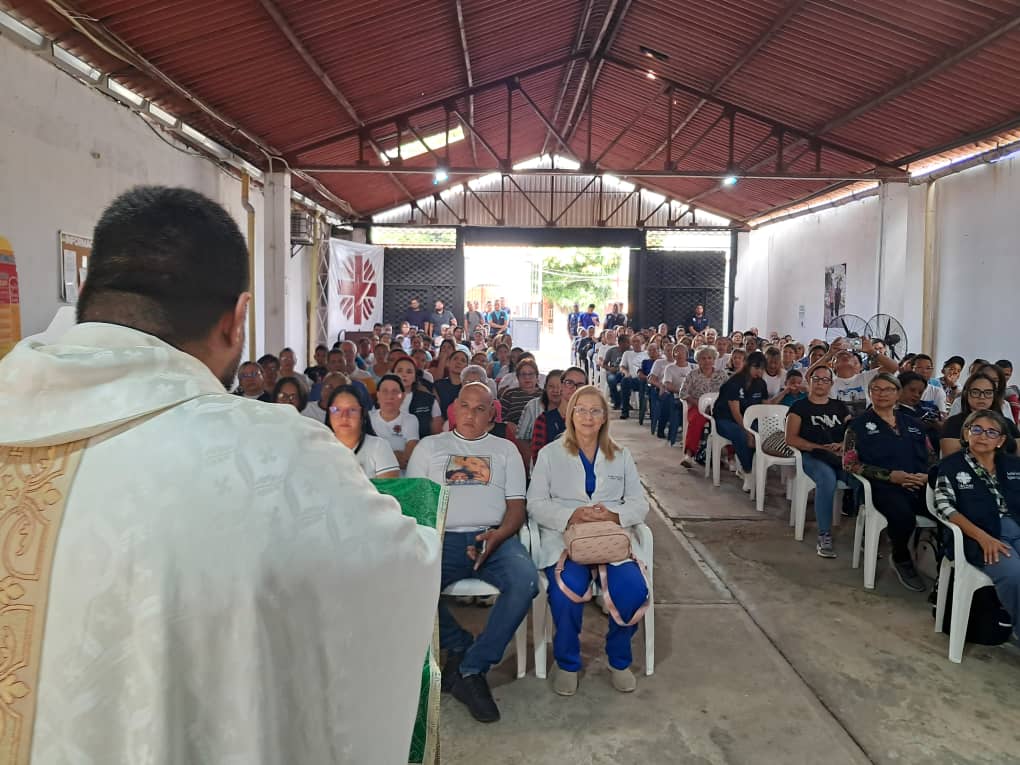 Encuentro de fe y comunidad en un espacio pastoral de Cáritas Carúpano
