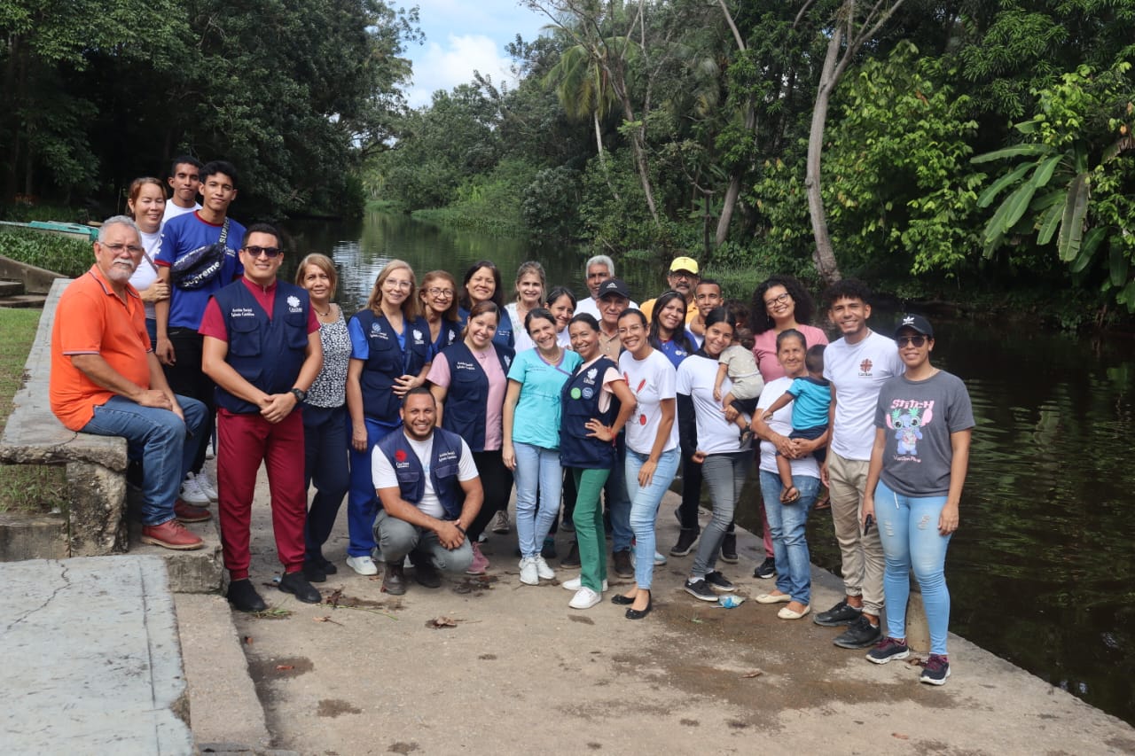 Equipo comunitario durante una jornada médica en el territorio