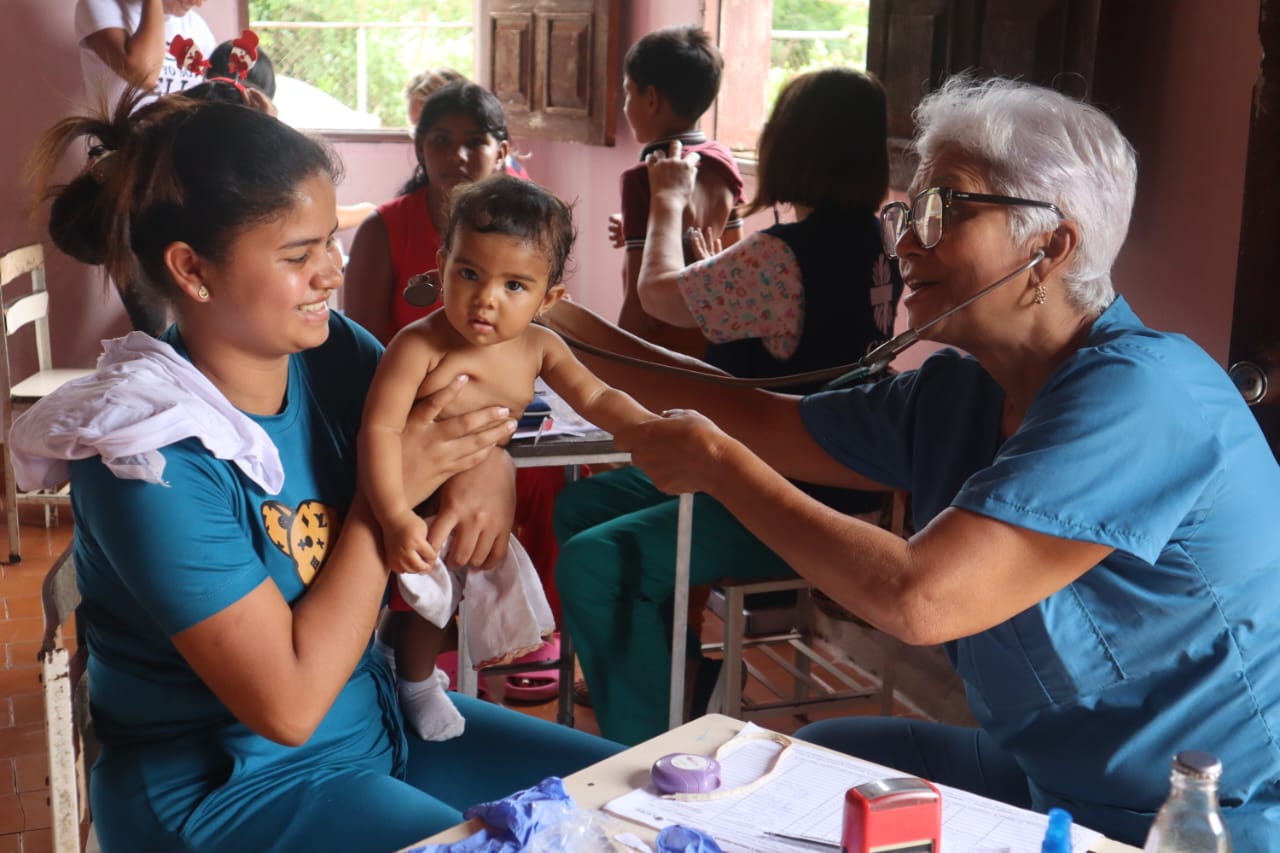Atención pediátrica durante una jornada médica comunitaria