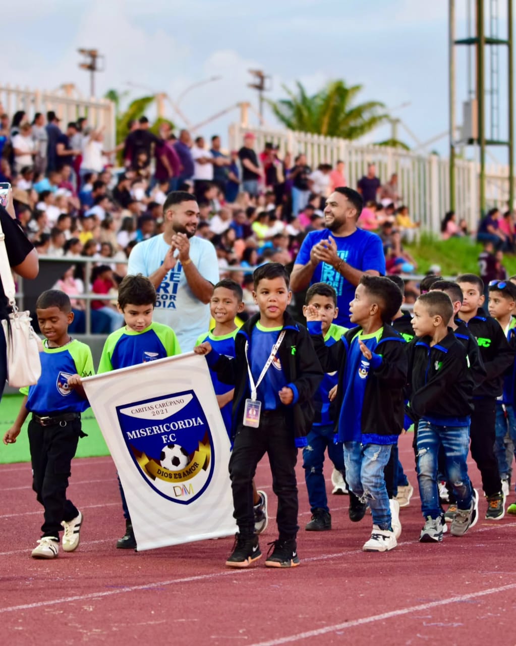 Grupo de niños y jóvenes de Misericordia F.C. durante actividades de formación