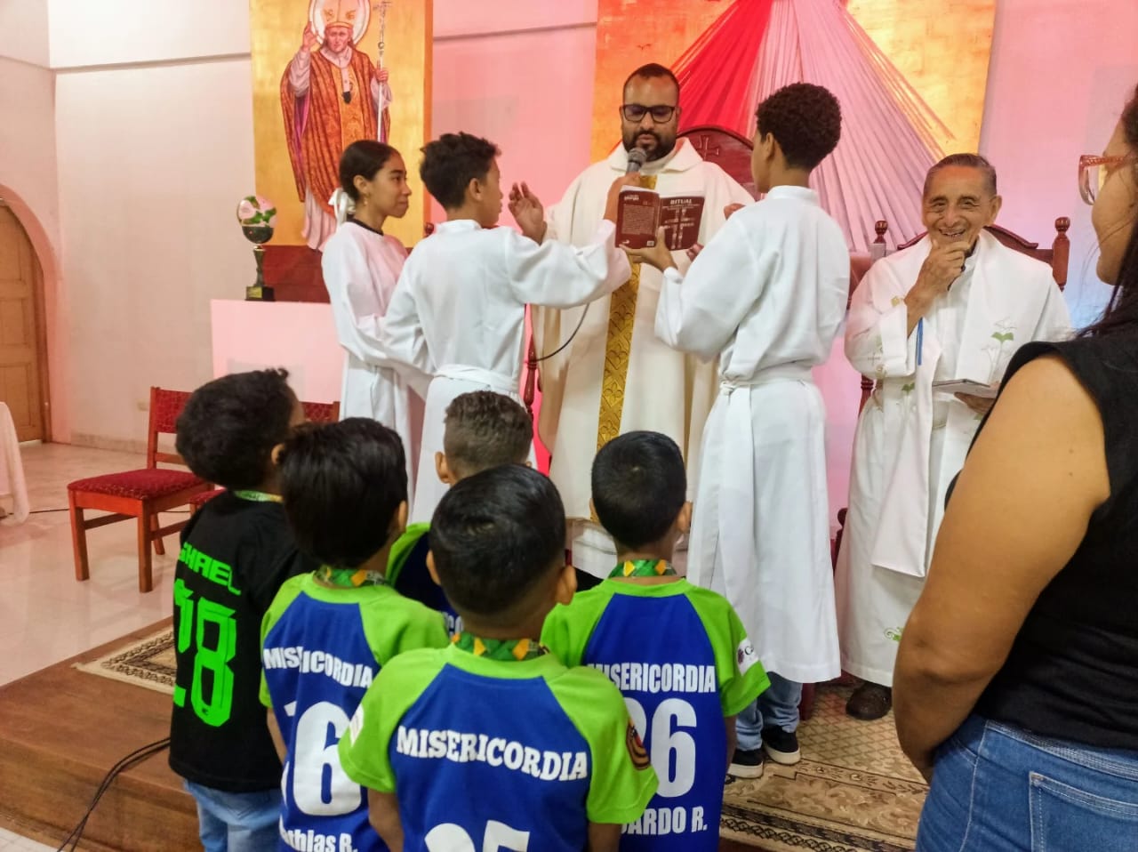 Participación comunitaria de Misericordia F.C. en una actividad de la academia