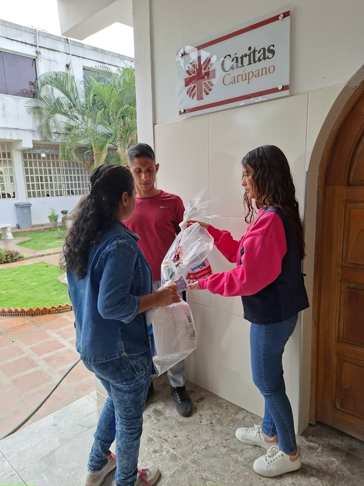 Acompañamiento a personas en tránsito por parte del equipo de Cáritas Carúpano